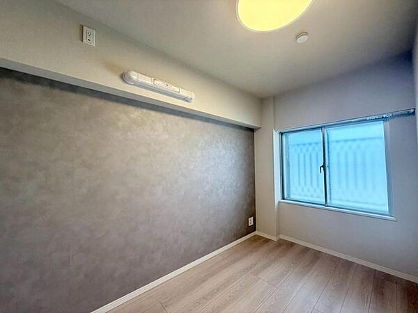 一日の疲れを取る主寝室は大型のベッドも配置が可能です。窓から注がれる光で家族とのコミュニケーションも明るくなりそうです。