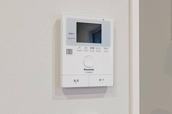 誰が来ても分かるようにテレビモニター付きインターホンを設置。防犯上でも役立ちます。