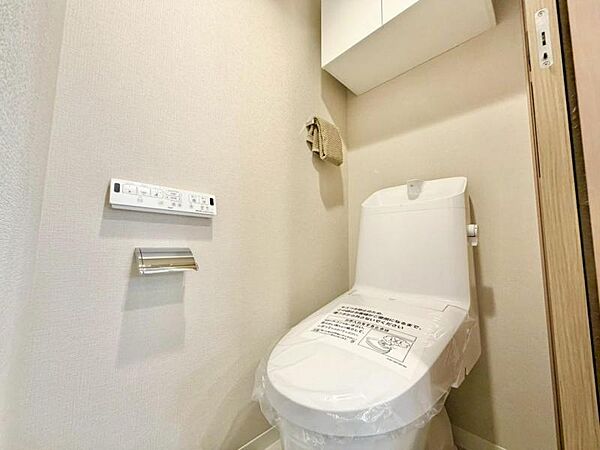 白を基調としたウォシュレットトイレは清潔感あるプライベート空間を演出します。