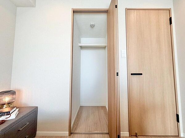 クローゼットには枕棚とハンガーパイプが備えられているので、大切なお洋服にしわを付けずにそのまましまうことが出来ます。思い出のお洋服は思い出と一緒に大切に保管しましょう。