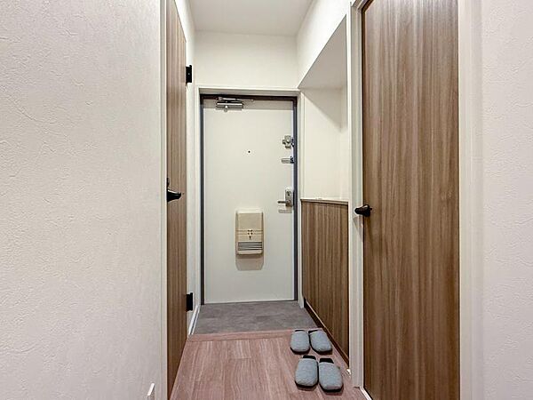 シンプルで落ち着いたデザインの玄関が魅力です。