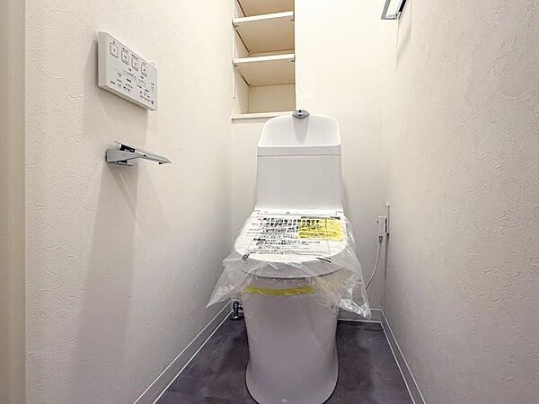 清潔感溢れるトイレ。落ち着いた空間で安らぎのひとときをお過ごしいただけます。