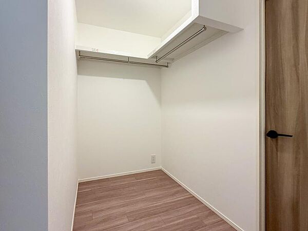 たくさんの洋服をかけることができる収納力と取り出しやすさが魅力のWIC。スーツケース、ストック品など何でも収納できる嬉しい空間です。