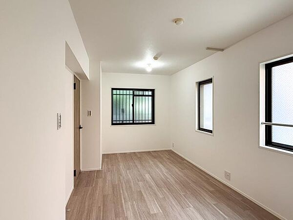 一日の疲れを取る主寝室は大型のベッドも配置が可能です。窓から注がれる光で家族とのコミュニケーションも明るくなりそうです。