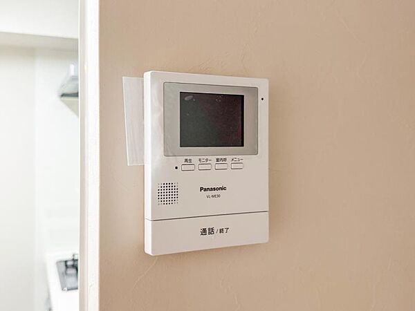 誰が来ても分かるようにテレビモニター付きインターホンを設置。防犯上でも役立ちます。