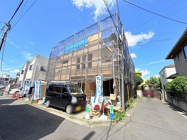 完成時期は2027年2月です。同じ工務店の完成見本や同ボリュームの完成物件もご案内しておりますので、お気軽にお問い合わせ下さいませ。