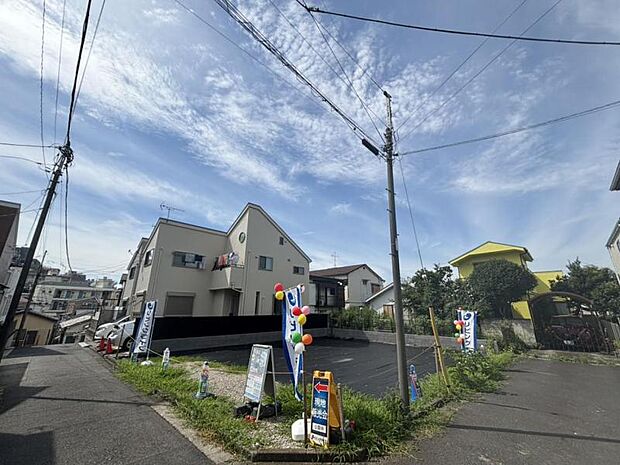完成時期は2027年2月です。同じ工務店の完成見本や同ボリュームの完成物件もご案内しておりますので、お気軽にお問い合わせ下さいませ。