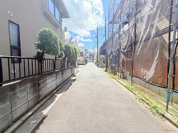 駅からの帰り道には最寄りのスーパーがございます。毎日のご通勤など非常に助かります。