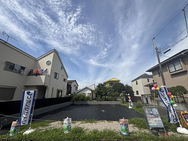 更地の状態をご覧頂くことで、隣接した環境をしっかりとご確認頂けます。更に同工務店の完成見本を合わせてご見学頂くことで、完成形の姿をイメージ出来ます。