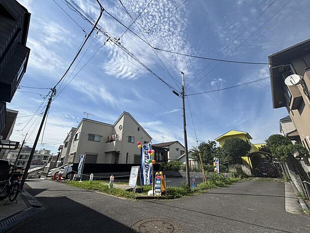 駅からの帰り道には最寄りのスーパーがございます。毎日のご通勤など非常に助かります。