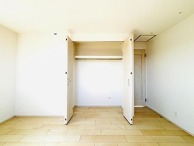各部屋に備えられたクローゼット。普段使わないものを全部しまってしまえば、お部屋の空間をたっぷり使うことが出来ます。