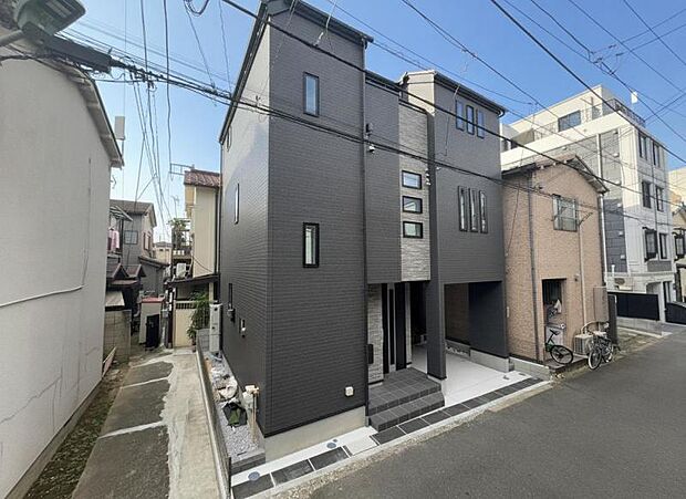 街に溶けこみ美しい景観を生み出すこの邸宅は採光や風通しまで考え抜いて造りあげました。