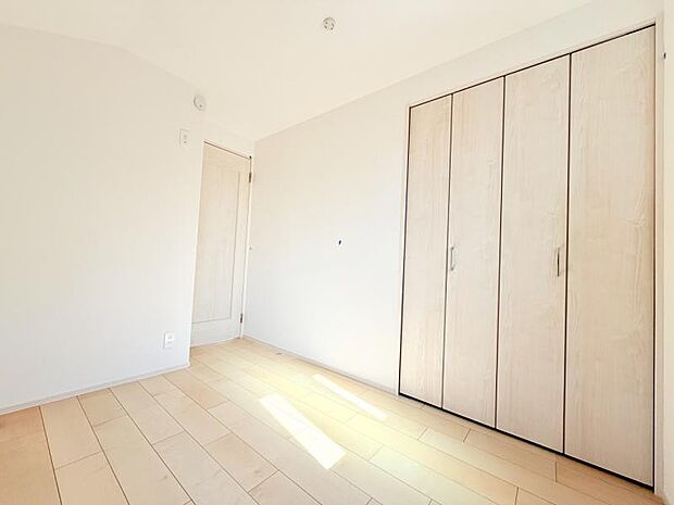 独立性を高めたお部屋。収納も配備しており、片付いた空間を実現出来そう。