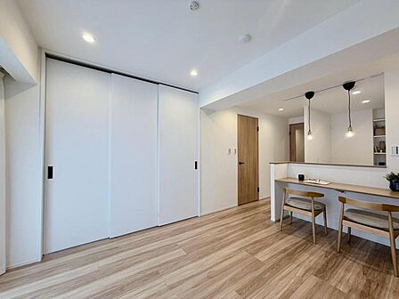 リビングとつながるお部屋は、お友達が遊びに来た時にも使えますし、ちょっと疲れた時にお昼寝できるのも嬉しいですね。