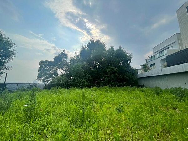 静かな住宅街に位置し、落ち着いた住環境が魅力です。