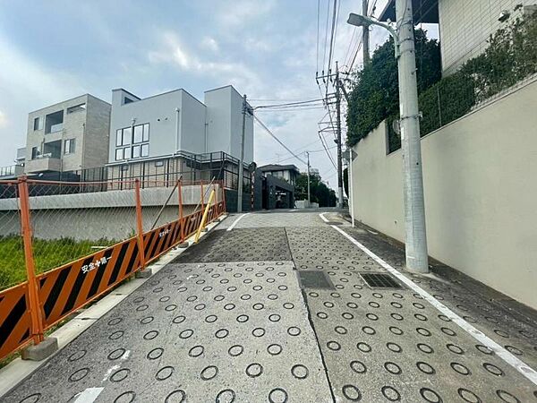 車通りが少なく、静かで安心して暮らせる環境です。