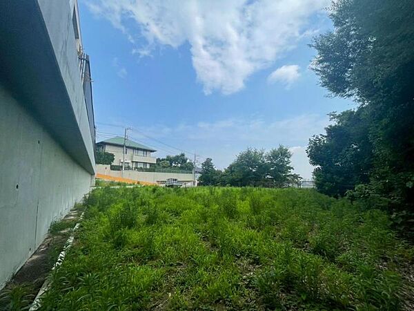 静かな住宅街に位置し、落ち着いた住環境が魅力です。
