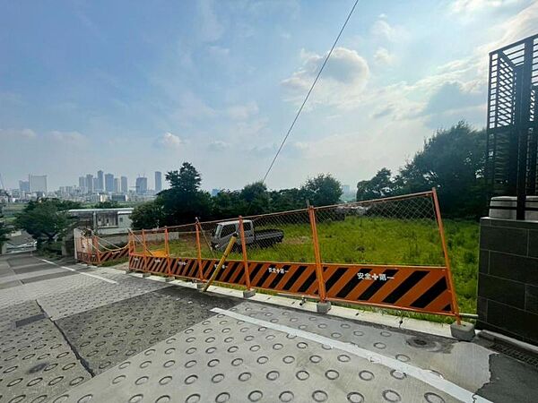 静かな住宅街に位置し、落ち着いた住環境が魅力です。