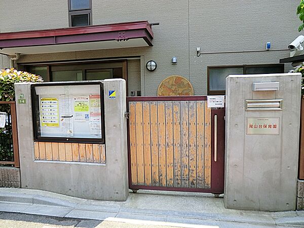 小さき花の幼稚園まで徒歩7分(約520m)。小さなお子さまの送り迎えも安心の距離です。
