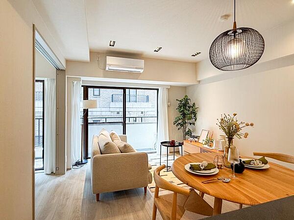 【家具・小物（調度品）は販売価格に含まれません】ゆったりとくつろげる、明るく開放的なリビング空間です。