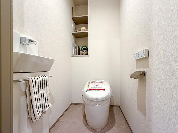 清潔感のあるシンプルで使いやすいトイレです。