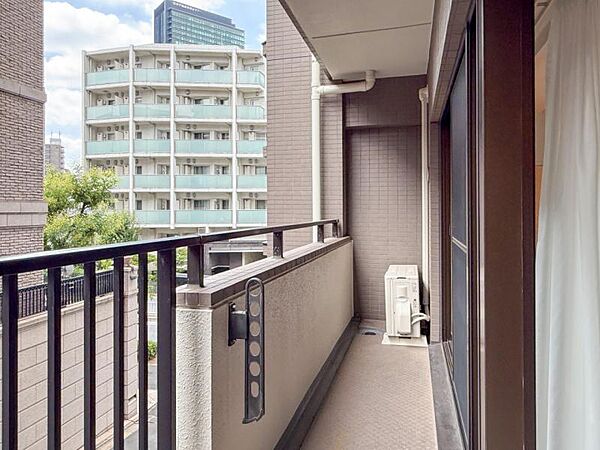 洗濯物もしっかり干せる、実用性の高いバルコニーです。