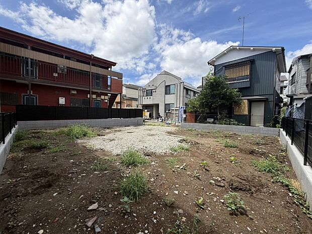 更地の状態をご覧頂くことで、隣接した環境をしっかりとご確認頂けます。更に同工務店の完成見本を合わせてご見学頂くことで、完成形の姿をイメージ出来ます。