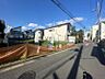 外観：前面道路は車通りの少ない住宅街の道路で、小さなお子さまのいるご家庭も安心してお住まいいただける環境です。