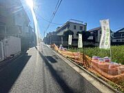 周辺は戸建てが建ち並ぶ閑静な住宅街。落ち着いた街並みの中で、新生活をスタートしていただけます。