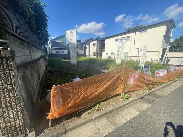 爽やかな青空の下に贅沢なほどに降り注ぐ陽光、豊かな居住性とクオリティが見事に調和した住空間は住まうことの喜びを感じさせてくれます。