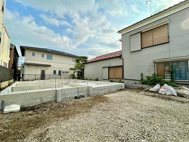 お住まいの前を通るのはご近所さんだけの閑静な私道です。静かな住環境を叶えられます。