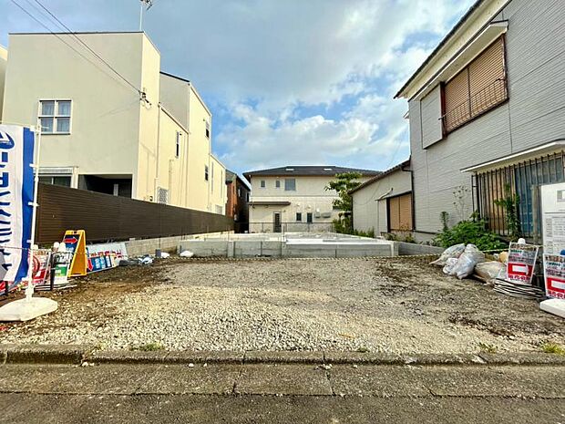 駐車スペースは並列で車2台分を確保しており、ファミリーや共働き世帯にも使いやすい配置計画です。