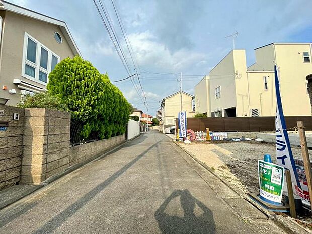 更地の状態をご覧頂くことで、隣接した環境をしっかりとご確認頂けます。更に同工務店の完成見本を合わせてご見学頂くことで、完成形の姿をイメージ出来ます。