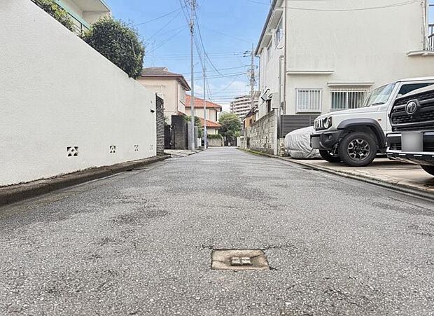 お住まいの前を通るのはご近所さんだけの閑静な私道です。静かな住環境を叶えられます。