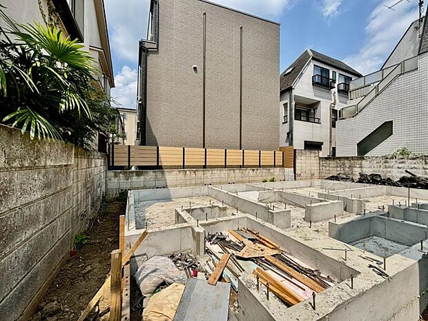 更地の状態をご覧頂くことで、隣接した環境をしっかりとご確認頂けます。