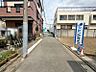 外観：お子様と手を繋いで歩ける前面道路です。