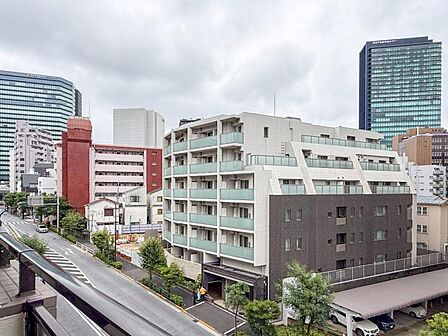 季節による景色の変化を日常の生活と共に感じてください。