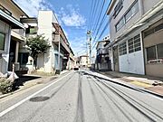 スーパーや生活施設も充実した、暮らしやすい住環境です。