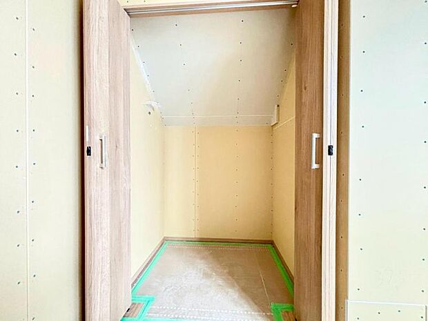 各部屋に備えられたクローゼット。普段使わないものを全部しまってしまえば、お部屋の空間をたっぷり使うことが出来ます。