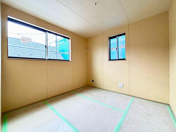 窓からの光は居室を明るく照らしてくれます。収納はハンガーパイプがあり、すっきりとした収納が可能です。普段使わないものなども収納が可能です。