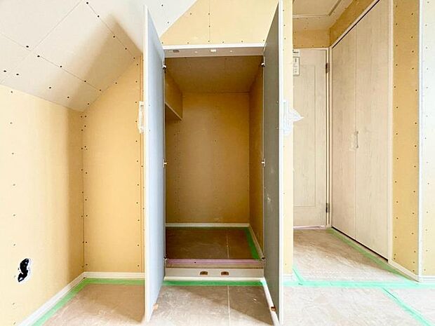 各部屋に備えられたクローゼット。普段使わないものを全部しまってしまえば、お部屋の空間をたっぷり使うことが出来ます。