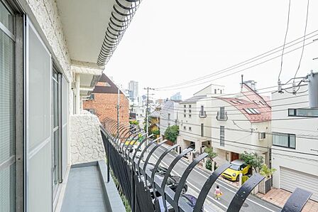 陽の光に照らされるバルコニーを、爽やかな涼風が吹き抜けていきます。