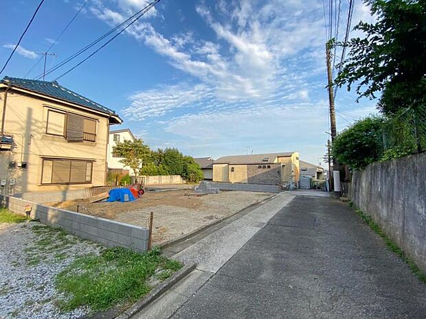 お住まいの前を通るのはご近所さんだけの閑静な私道です。静かな住環境を叶えられます。