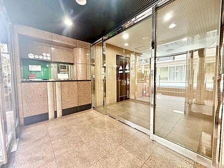 スタイリッシュなのはもちろん、質感があり、機能的でもあるエントランス。