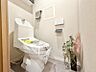 トイレ：白を基調としたウォシュレットトイレは清潔感あるプライベート空間を演出します。