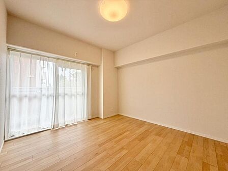 一日の疲れを取る主寝室は大型のベッドも配置が可能です。窓から注がれる光で家族とのコミュニケーションも明るくなりそうです。