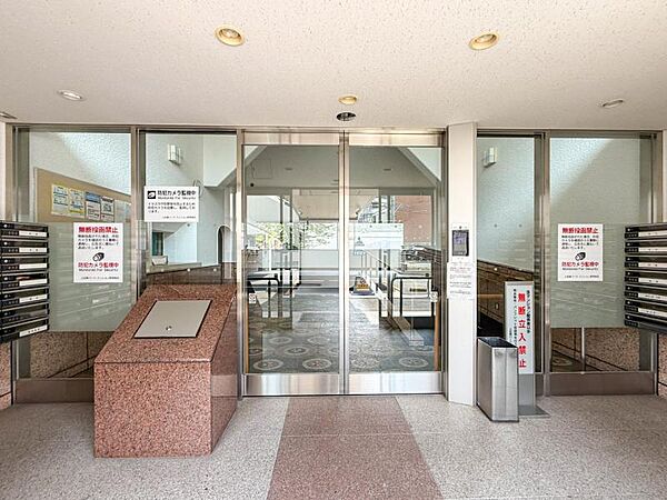優雅さも感じられる重厚で高級感のあるエントランスです。