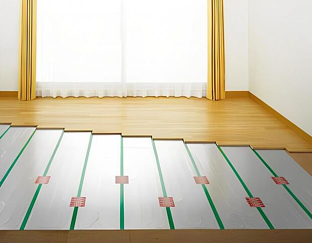 床暖房 リビングに床暖部を設置、足元から室内全体を温めます。