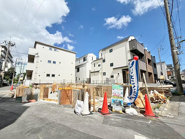 落ち着いた色合いで、周囲の街並みに馴染む外観です。