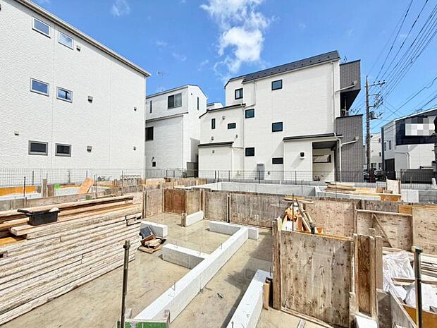落ち着いた色合いで、周囲の街並みに馴染む外観です。